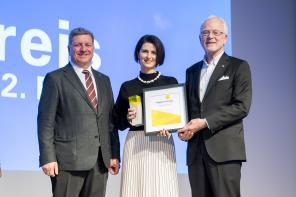 Bayerns Bauminister Christian Bernreiter, Preisträgerin Dipl.-Ing. Arch. Corina Franke und Kammerpräsident Prof. Dr. Norbert Gebbeken. Foto: Tobias Hase